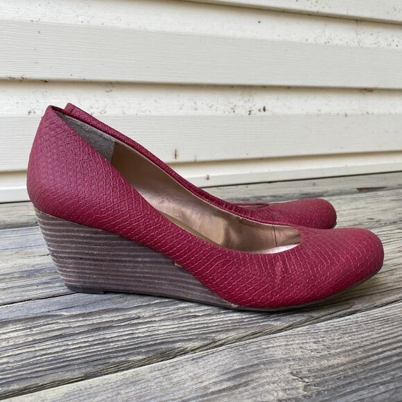 BCBGeneration Red Embossed Manmade Leather Wedges Women Size 9B 39 GUC - Picture 11 of 12